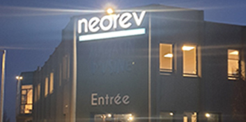 Afeo installe portes sectionnelles et niveleurs de quais chez Neorev.