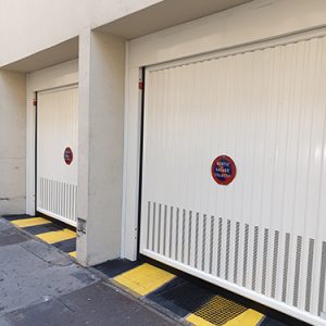 Remplacement de deux portes de garages à Lyon.