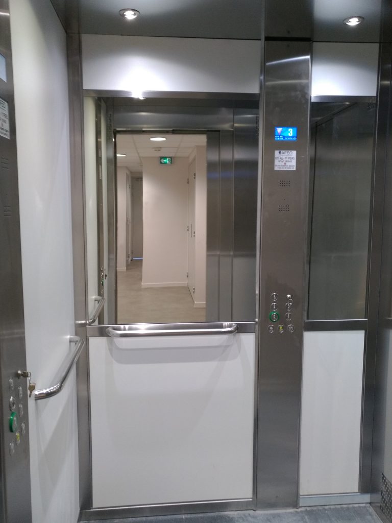 Afeo installe un ascenseur dans le cadre de l'accessibilité Pmr.